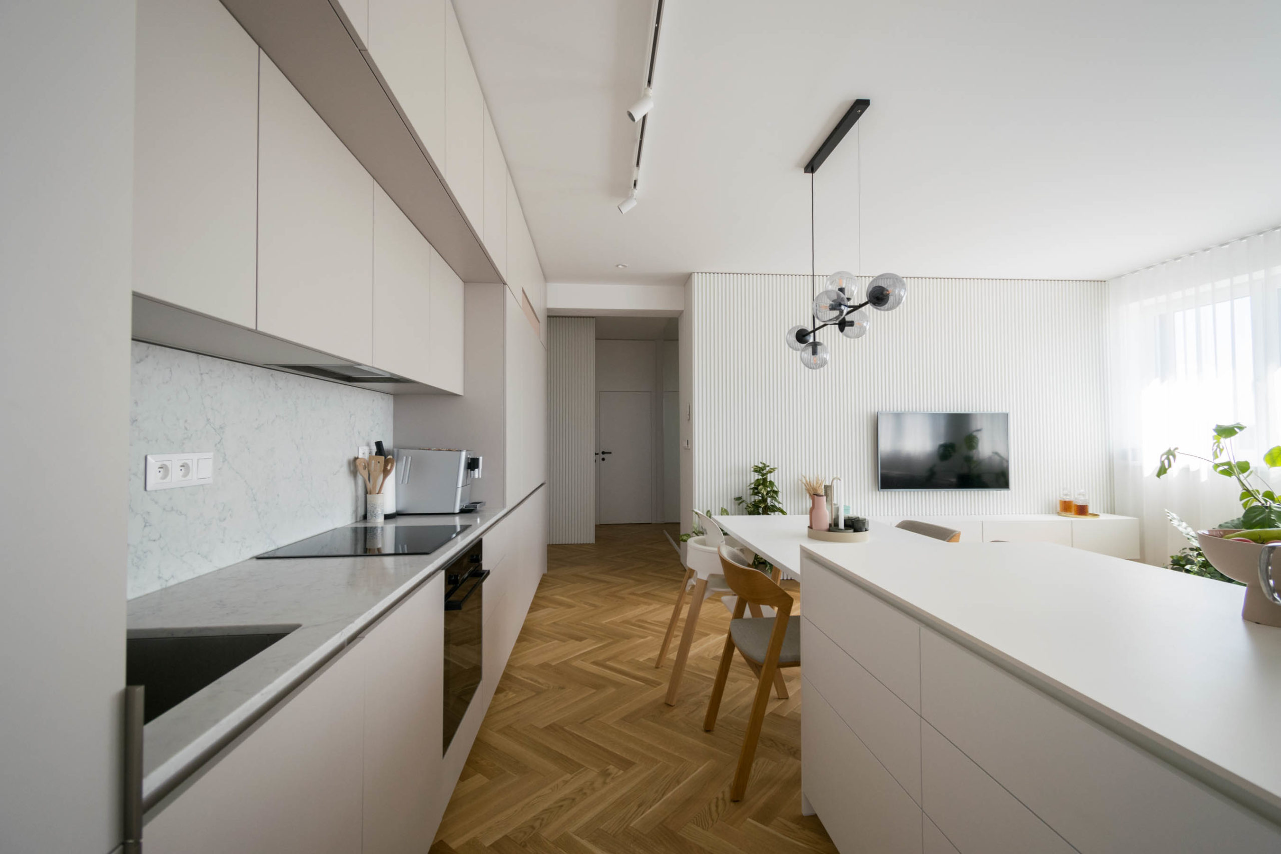 interier 3-izboveho bytu, kuchyna s ostrovom, dizajnove svietidlo, VAUarchitects
