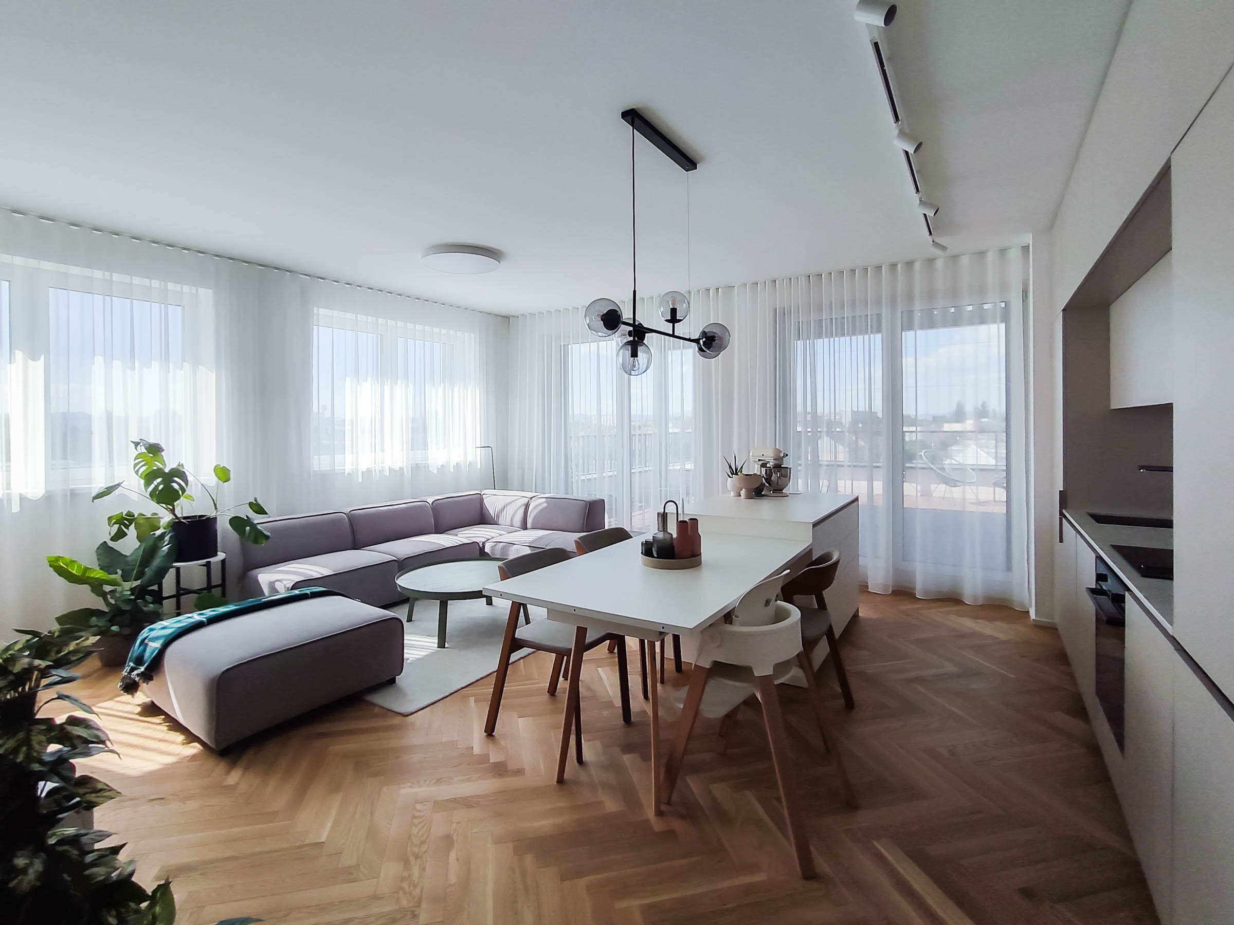 interier 3-izboveho bytu, denna zona, presvetleny byt, zaclony, dizajnovy mobiliar, VAUarchitects